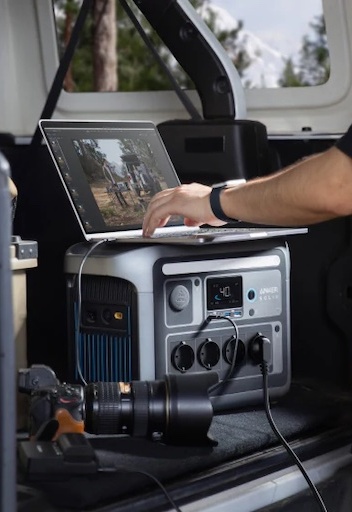 Anker Tragbare Powerstation SOLIX C1000 - Szenario Outdoor Photoshoot